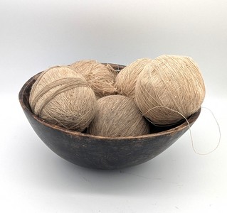 CINQ PELOTES DE FIL DE CHANVRE dans une coupe...