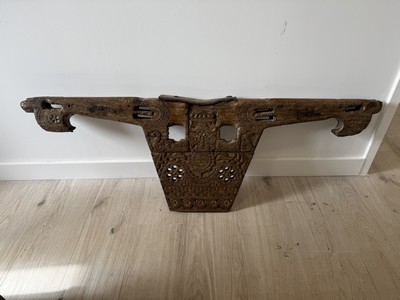 BEAU JOUG DE BOEUF en bois très richement...