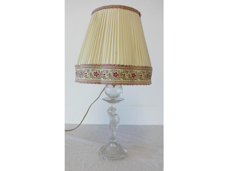 LAMPE en verre moulé le fût représentant...