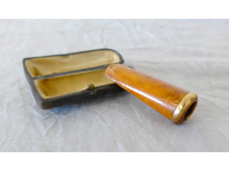 PORTE CIGARE en écume cerclé or jaune (environ...