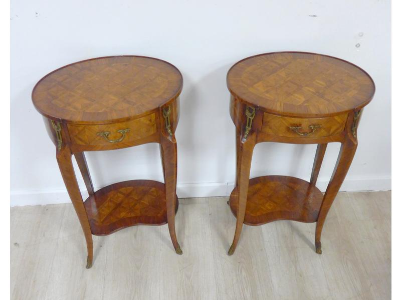 PAIRE DE TABLES DE CHEVET ovales en placage...