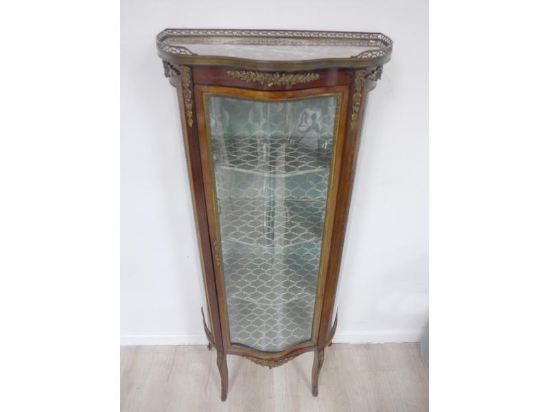 VITRINE galbée en bois de placage, ouvrant...