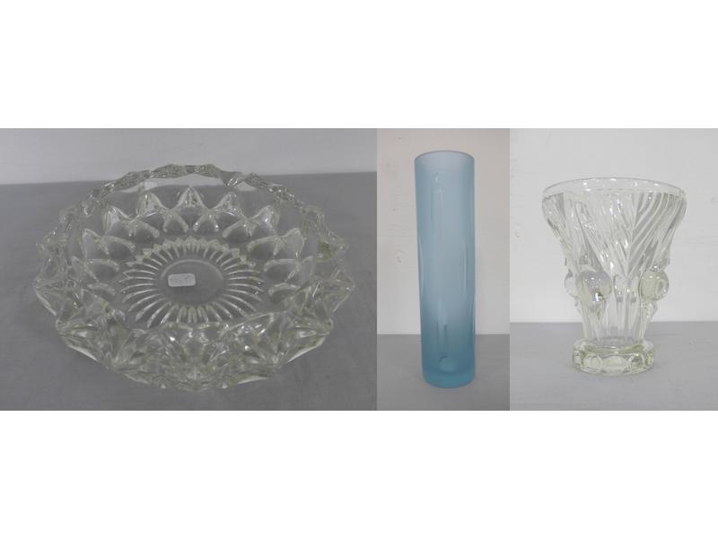 LOT DE VERRERIE : VASE TULIPE en verre moulé...