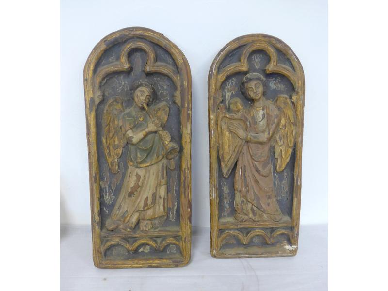 DEUX BAS-RELIEFS en bois sculpté polychrome...