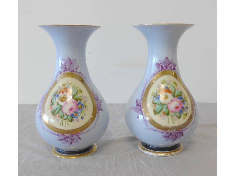 PAIRE DE VASES en porcelaine de forme balustre...