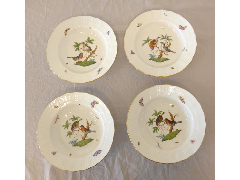 QUATRE ASSIETTES CREUSES en pocelaine à côtes...