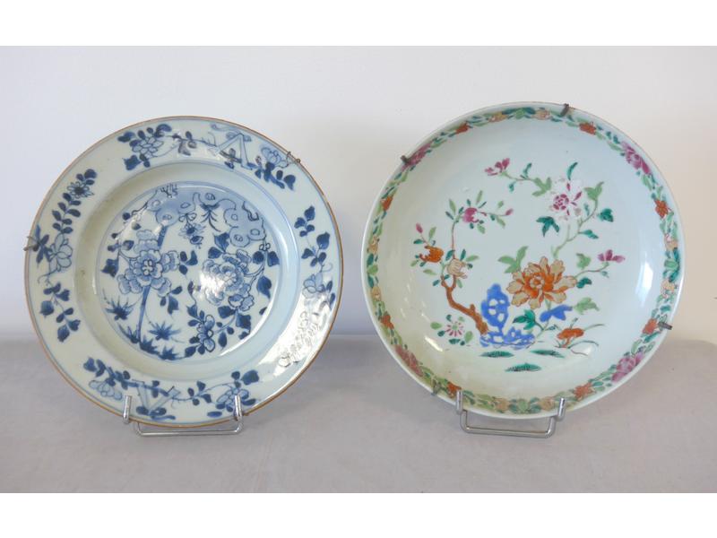 DEUX ASSIETTES en porcelaine émaillée, l'une...