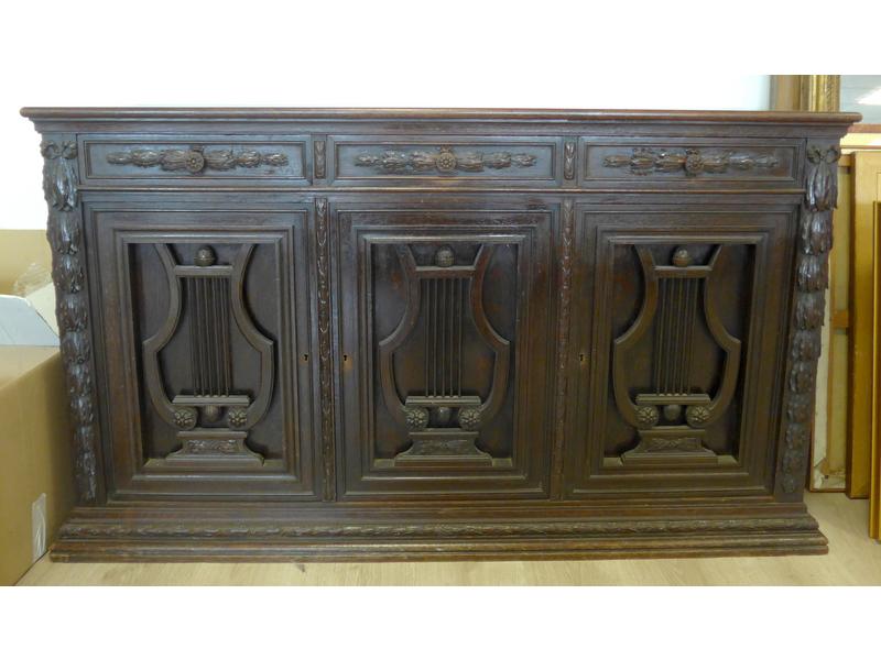 BUFFET rectangulaire, en chêne teinté, mouluré...