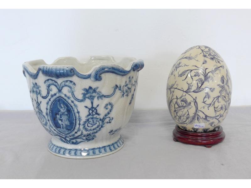 CACHE-POT en faïence à décor bleu d'un cartouche...