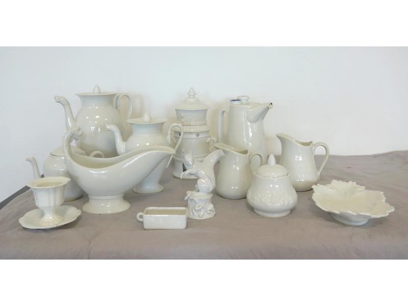 LOT DE PORCELAINE blanche, comprenant 13...