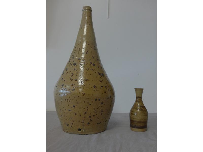 GRAND VASE de forme bouteille formant pied...