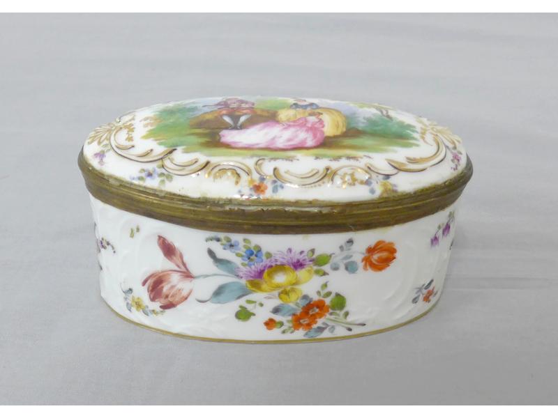 PETITE BOÎTE ovale en porcelaine émaillée...
