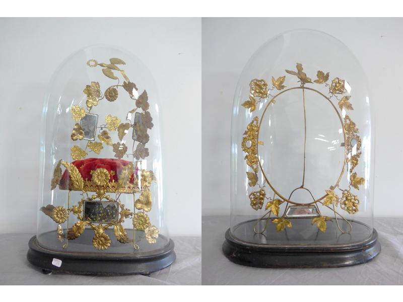 DEUX GLOBES de mariés en verre, avec cadres...