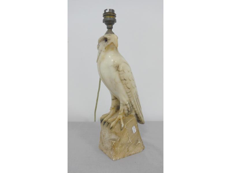 AIGLE en marbre blanc sculpté reposant sur...