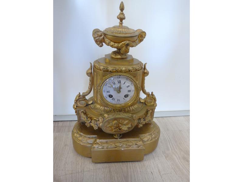 PENDULE borne en bronze doré, le cadran émaillé...