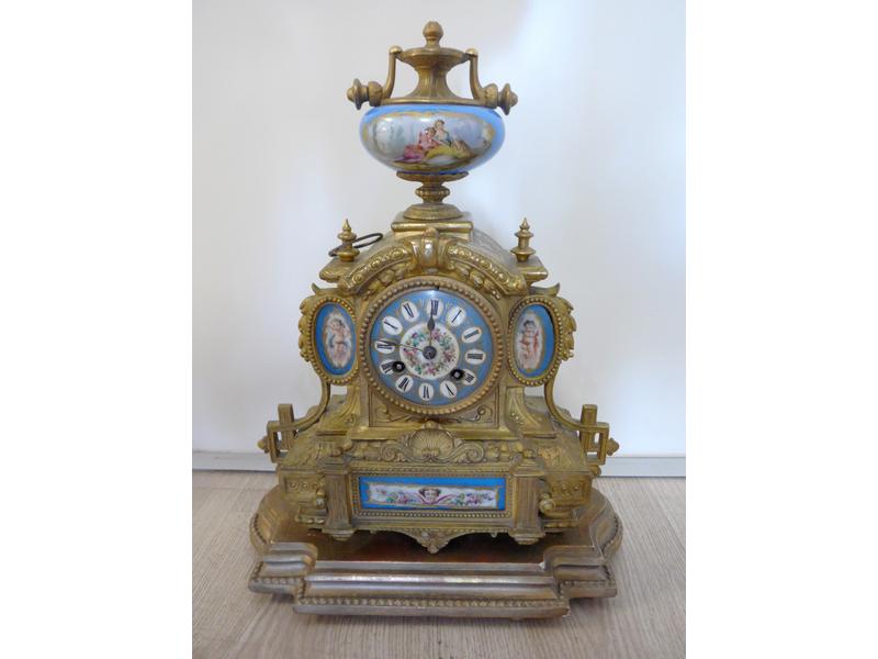 PENDULE borne en bronze doré et porcelaine,...