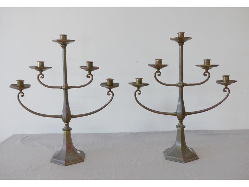 PAIRE DE CANDELABRES à cinq lumières en bronze...