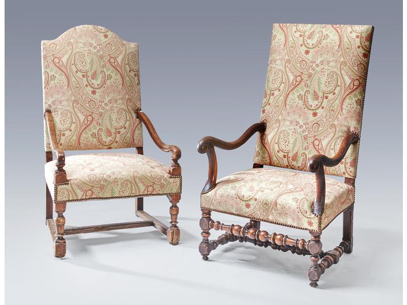 DEUX FAUTEUILS à haut dossier l'un en chapeau...