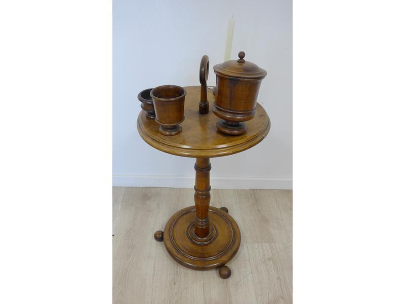 TABLE DE FUMEUR en noyer tournée.