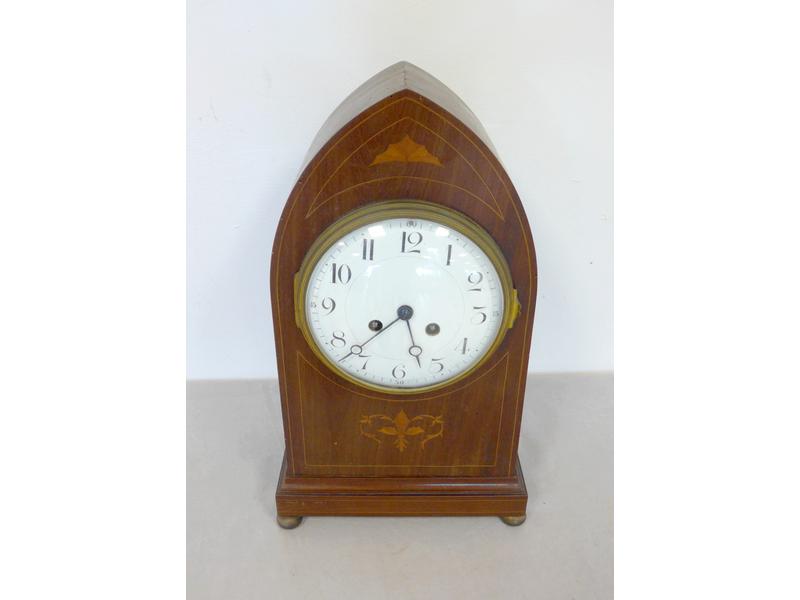PENDULE TYPE CLOCHER en placage d'acajou...