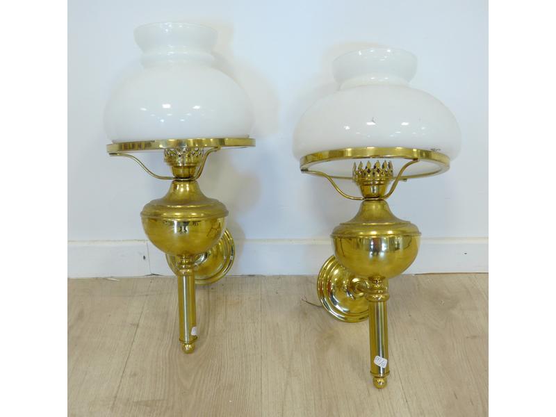PAIRE D'APPLIQUES en laiton doré, globe en...