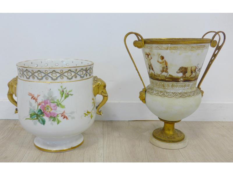 CACHE-POT cylindrique en porcelaine sur piédouche...
