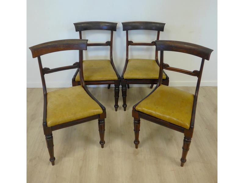 SUITE DE QUATRE CHAISES à châssis en acajou...