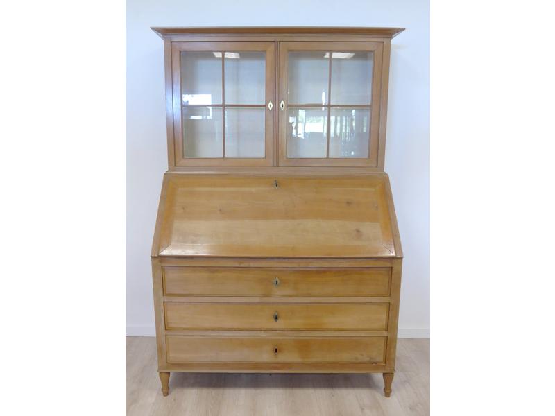 BUREAU SCRIBAN en merisier ouvrant par deux...