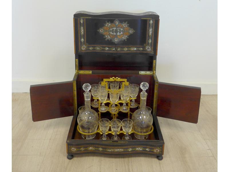 CAVE A LIQUEUR en placage de bois de rose,...