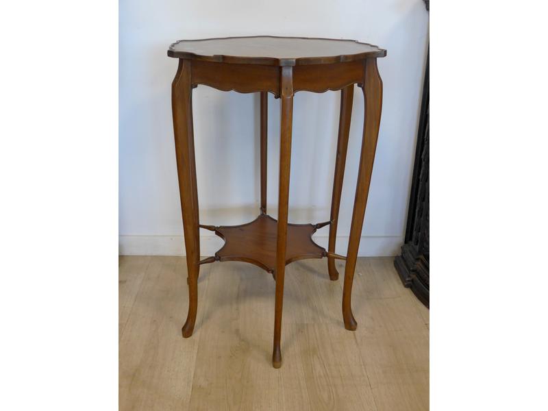 PETITE TABLE GUERIDON de forme chantournée...