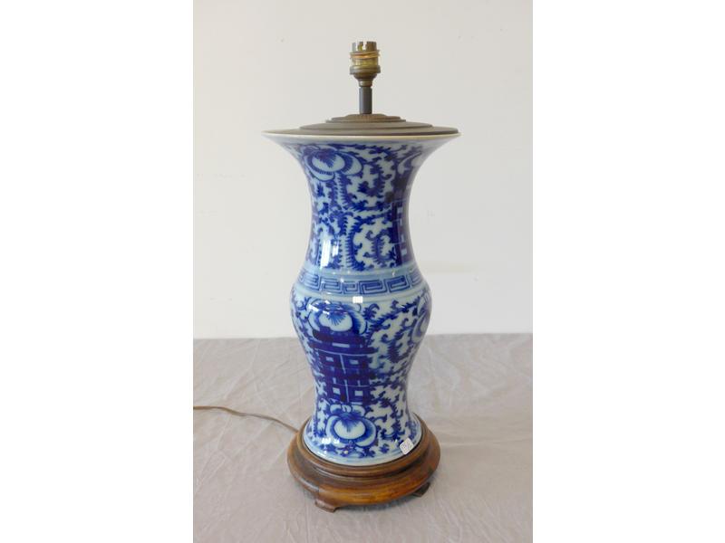 VASE de forme diabolo en porcelaine à décor...