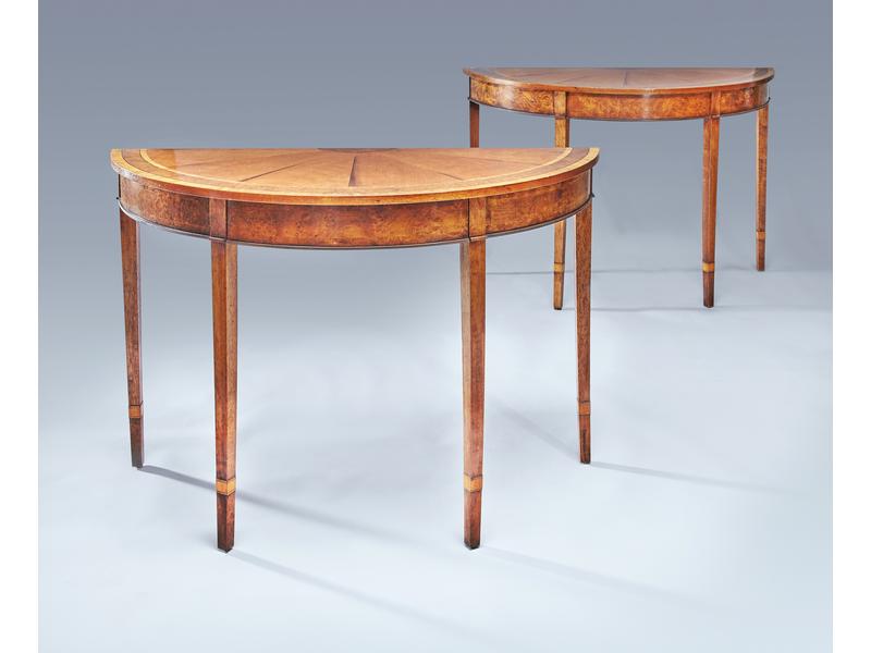 PAIRE DE CONSOLES demi-lune en placage de...