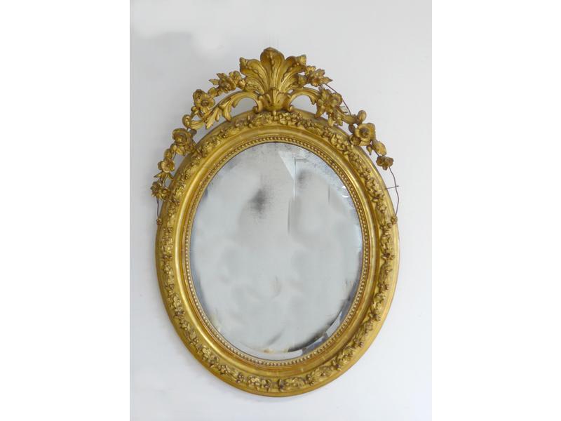 MIROIR ovale dans un cadre en bois sculpté...