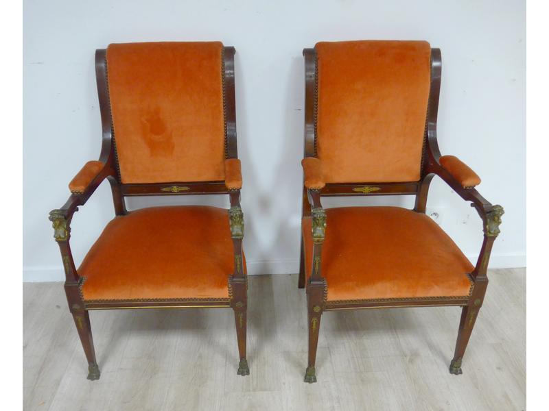 PAIRE DE GRANDS FAUTEUILS en acajou et placage...