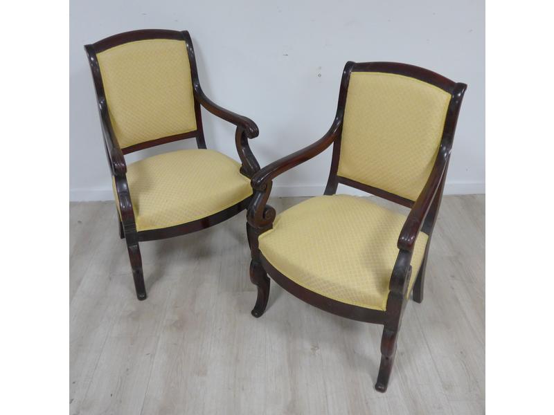 DEUX FAUTEUILS formant paire en acajou à...
