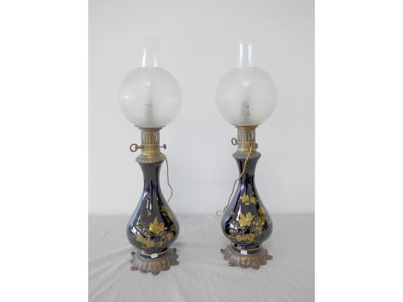 PAIRE DE LAMPES à pétrole de forme balustre...