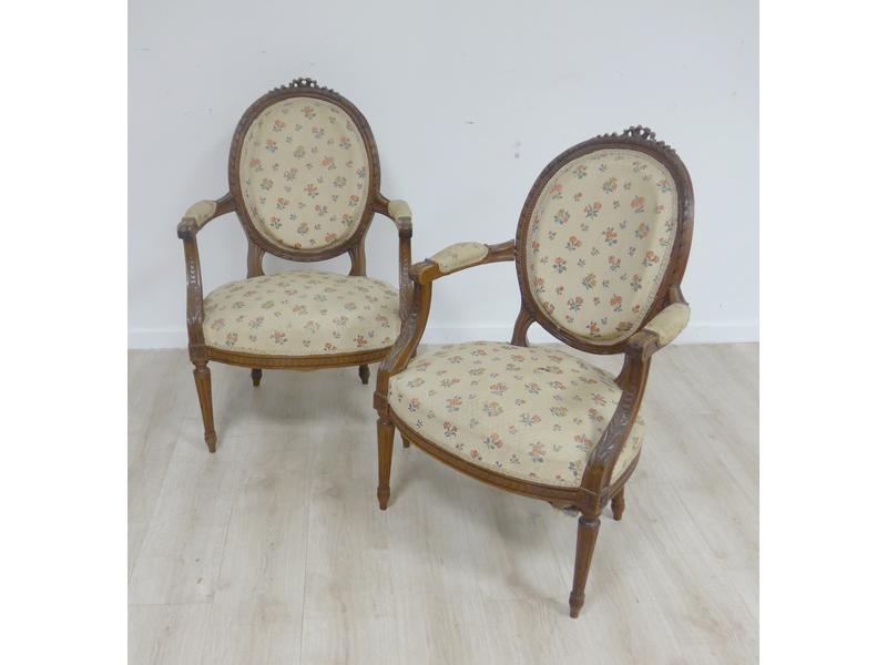 PAIRE DE FAUTEUILS à dossier médaillon cabriolet...