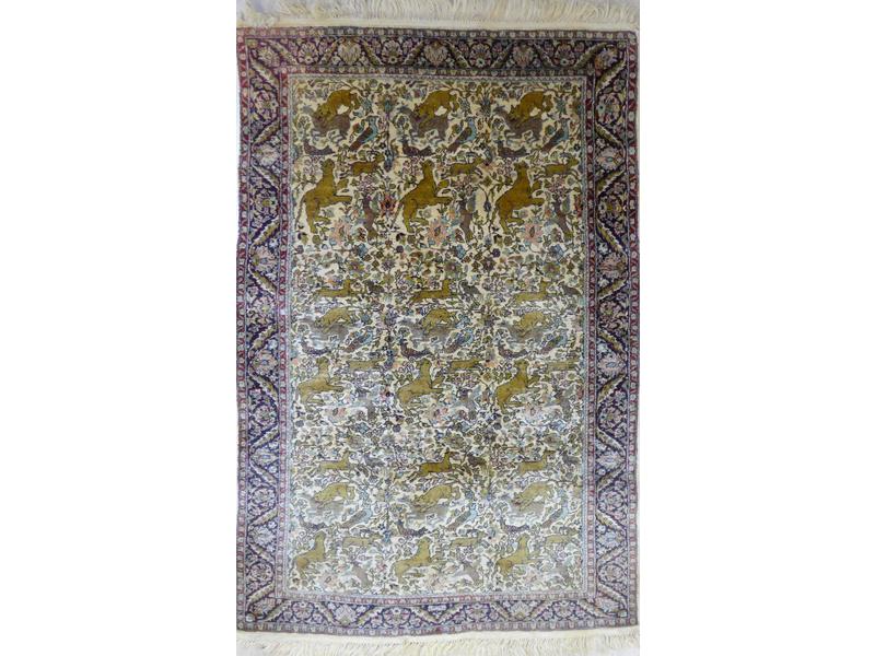 TAPIS en laine et soie à décor d'animaux...