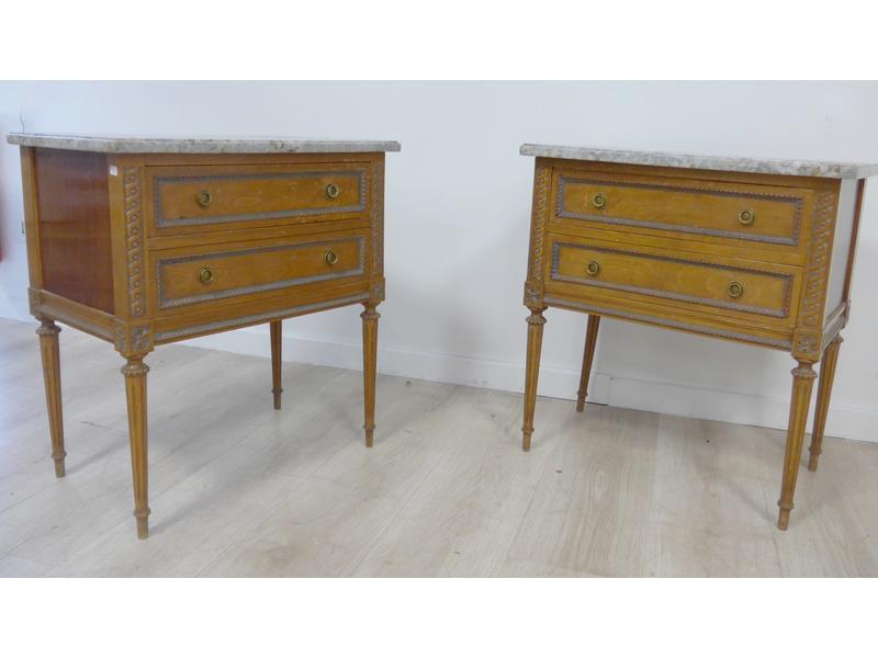 PAIRE DE TABLES DE CHEVET, en placage de...