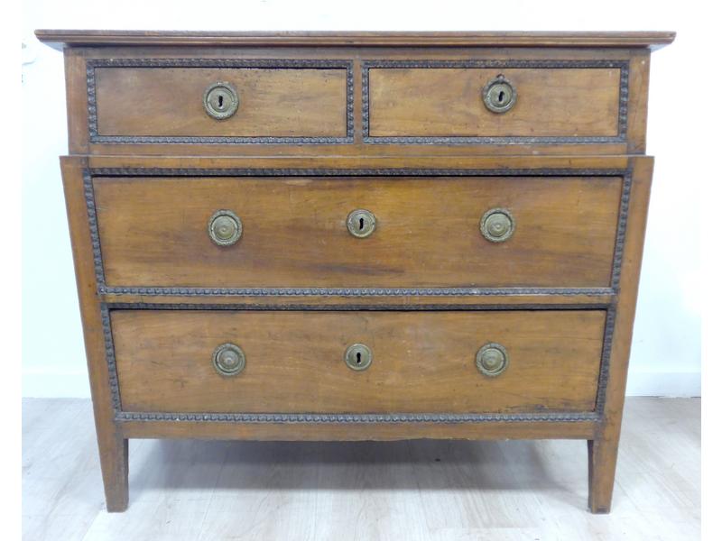 COMMODE de forme trapèze, en noyer mouluré...