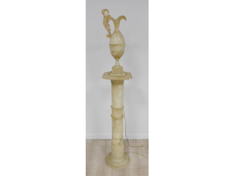 LAMPE SUR SELLETTE en albâtre sculpté, en...