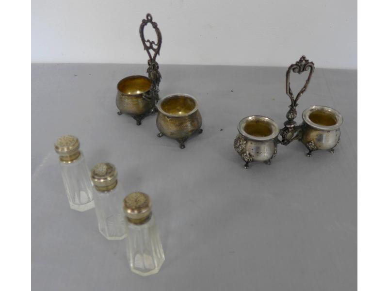 TROIS SALIERES coniques à pans en cristal...