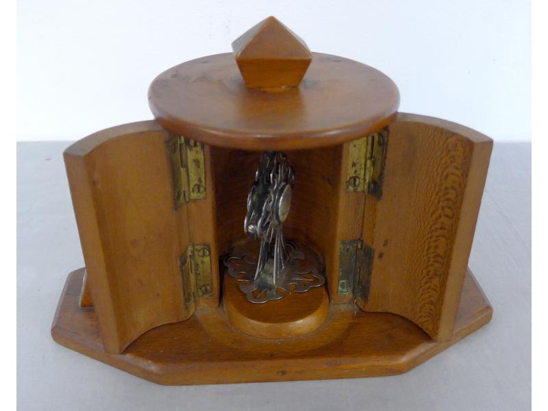 PETIT RELIQUAIRE en noyer, en forme de temple...