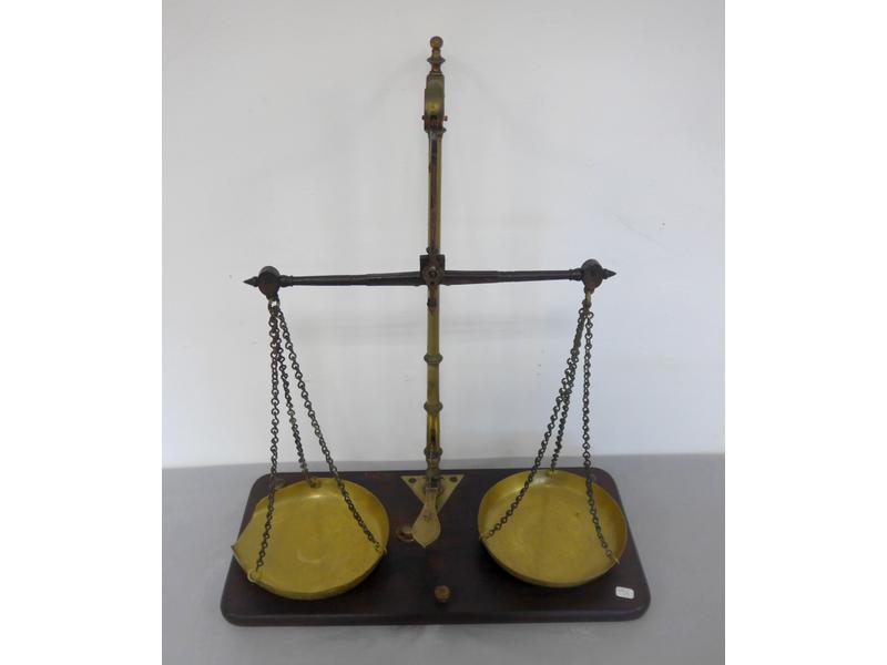 BALANCE probablement de pharmacie en bronze...