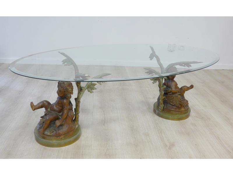 TABLE BASSE à plateau ovale en verre, le...