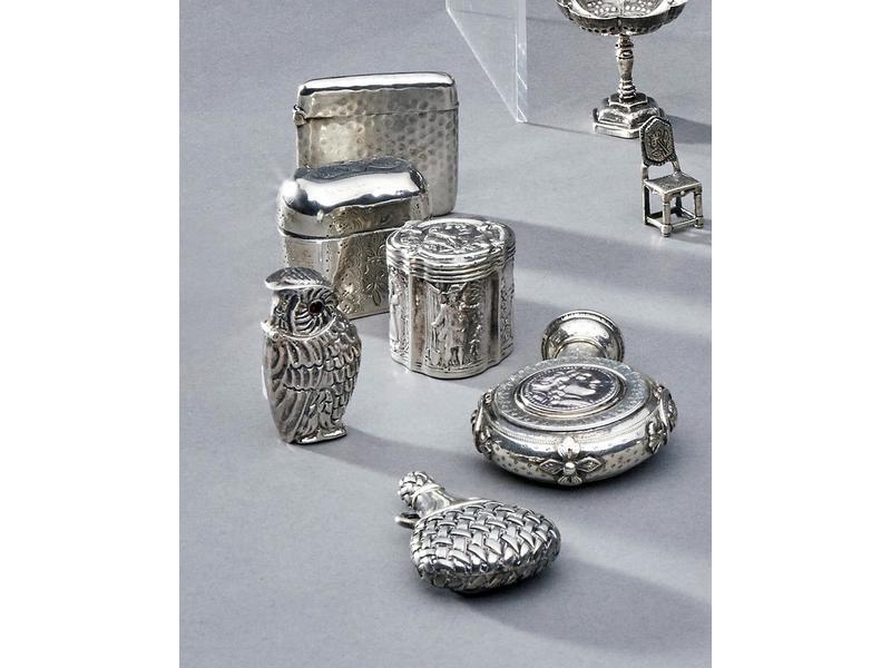 LOT DE SIX TABATIERES ET FLACONS MINIATURES...