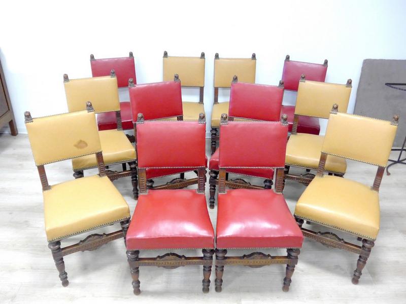 SUITE DE DOUZE CHAISES en chêne sculpté ciré,...