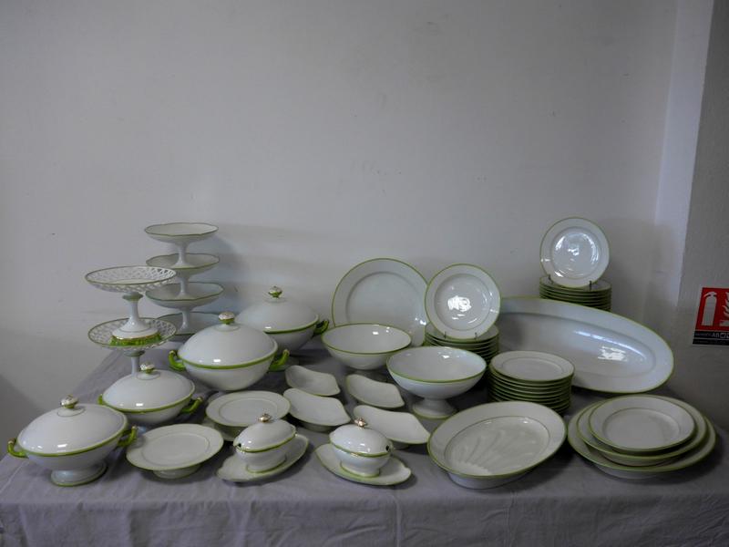 IMPORTANT SERVICE DE TABLE en porcelaine...