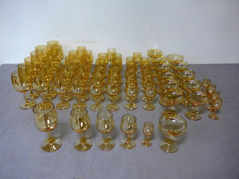 SERVICE DE VERRES à pied en cristal fumé...