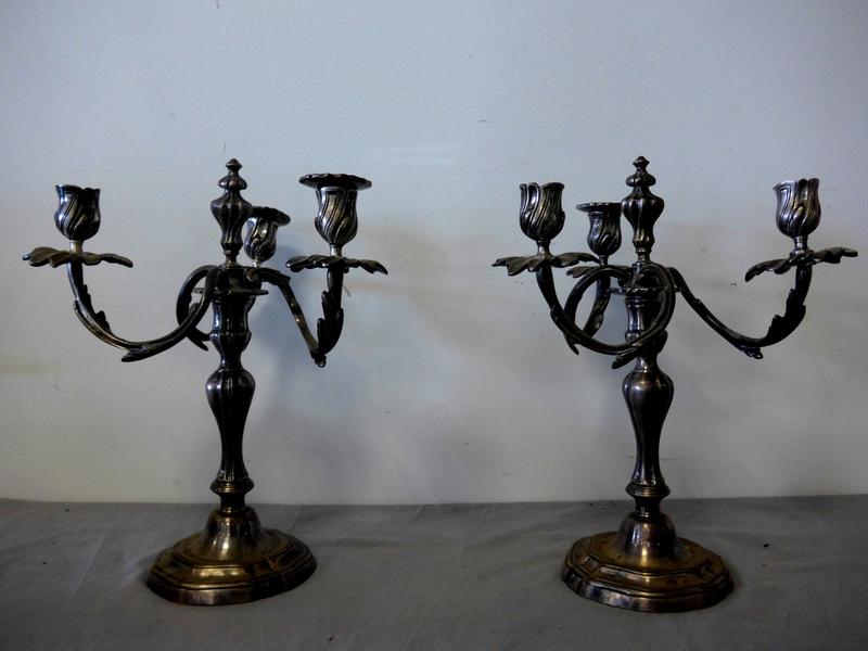 PAIRE DE CANDELABRES à trois bras de lumière,...